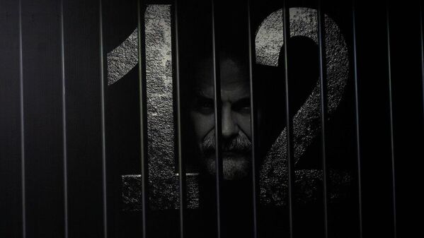 С аншлагом прошла в столице и премьера легендарного спектакля-размышления &quot;12&quot; по одноименному фильму Никиты Михалкова - Sputnik Кыргызстан