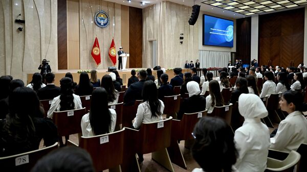 Садыр Жапаров 92 студентке президенттик стипендия тапшырды - Sputnik Кыргызстан