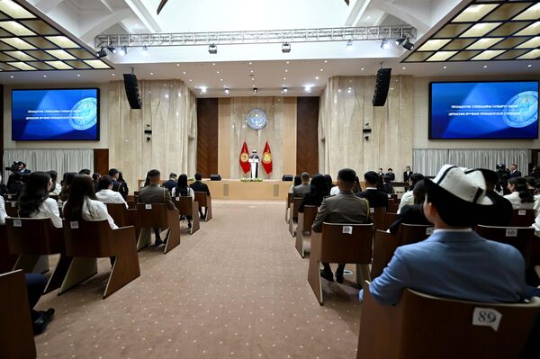 Жапаров ошондой эле өлкөнүн билим берүү системасын эл аралык талаптарга жооп бергидей кылып жаңыртуу иштери жүрүп жатканын белгилеп, студенттердин дүйнөлүк атаандаштыкка жөндөмдүү болуусуна шарт түзүү аракети көрүлүп жатканын кошумчалады - Sputnik Кыргызстан