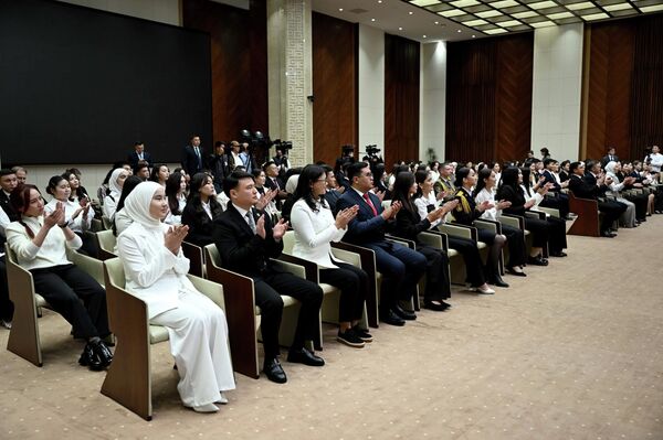 Ага ылайык, жогорку окуу жайлардын 92 студенти өлкө башчынын колунан 60 миң сомдон алышты - Sputnik Кыргызстан