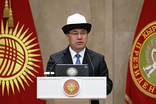 Президент Садыр Жапаров бүгүн, 31-октябрда, жогорку окуу жайлардын студенттерине президенттик стипендия тапшырды - Sputnik Кыргызстан