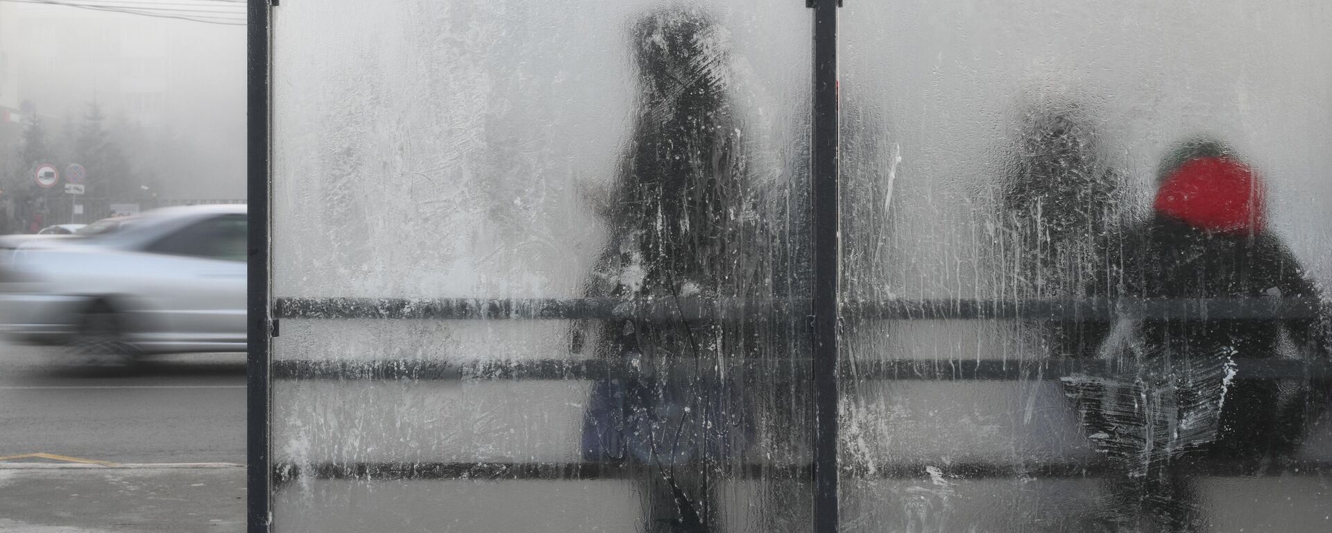 Үшүк учурунда аялдамада турган адамдар - Sputnik Кыргызстан, 1920, 31.10.2025