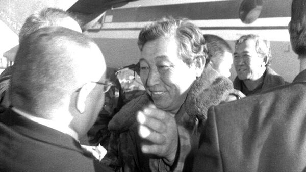 Генерал-майора внутренних войск Анарбека Шамкеева встречают  после освобождения из плена запрещенной террористической организации   в КР и РФ Исламского движения Узбекистана* Кантский военный аэропорт. 1999. - Sputnik Кыргызстан