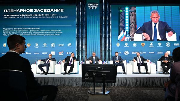 РФтин Коопсуздук кеңешинин катчысы Сергей Шойгу Москва шаарында өтүп жаткан Россия жана КМШ элдери аталышындагы эл аралык фестивалда  - Sputnik Кыргызстан