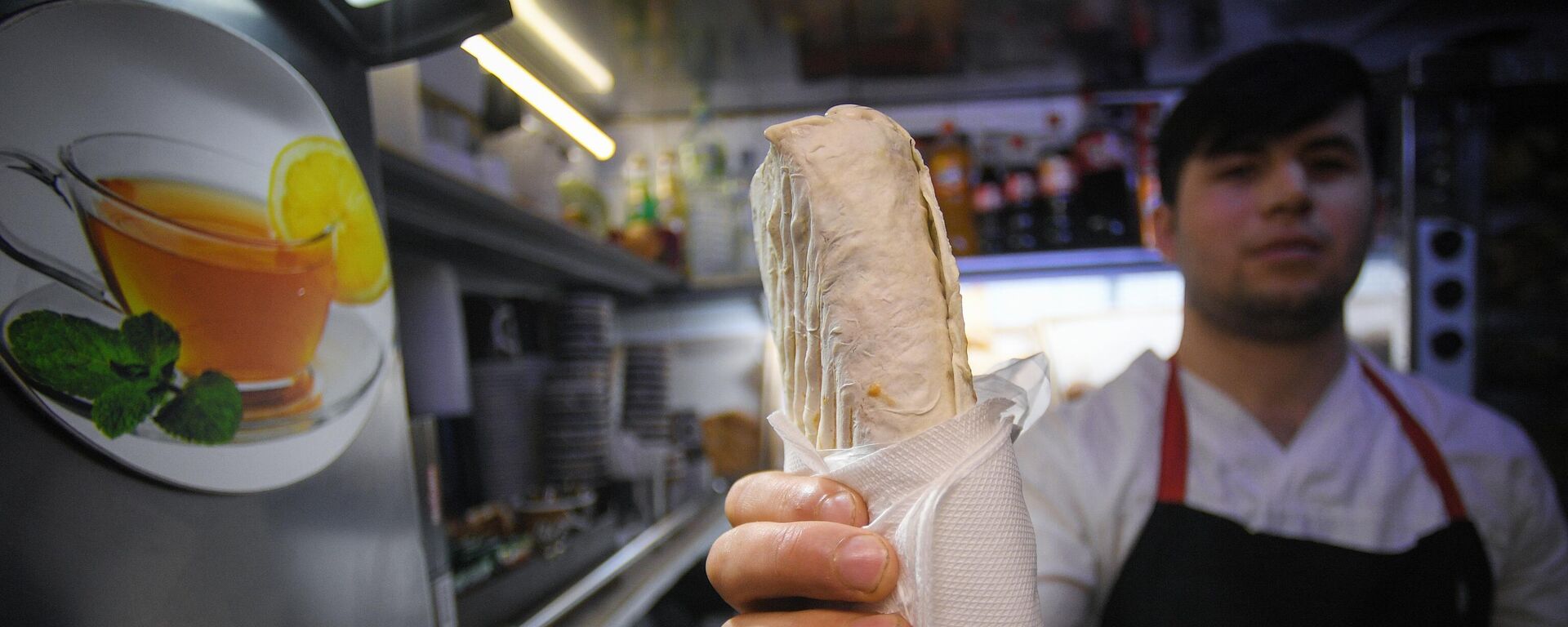 Продавец в торговой точке по продаже шаурмы. Архивное фото - Sputnik Кыргызстан, 1920, 01.11.2025