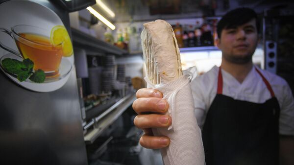 Продавец в торговой точке по продаже шаурмы. Архивное фото - Sputnik Кыргызстан