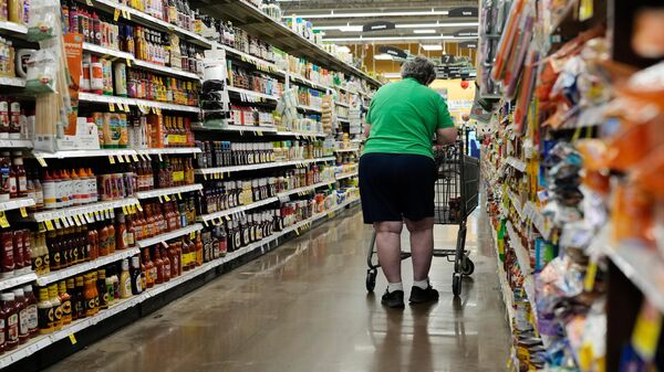 Мужчина покупает приправы в продуктовом магазине в Нэшвилле, штат Теннесси - Sputnik Кыргызстан
