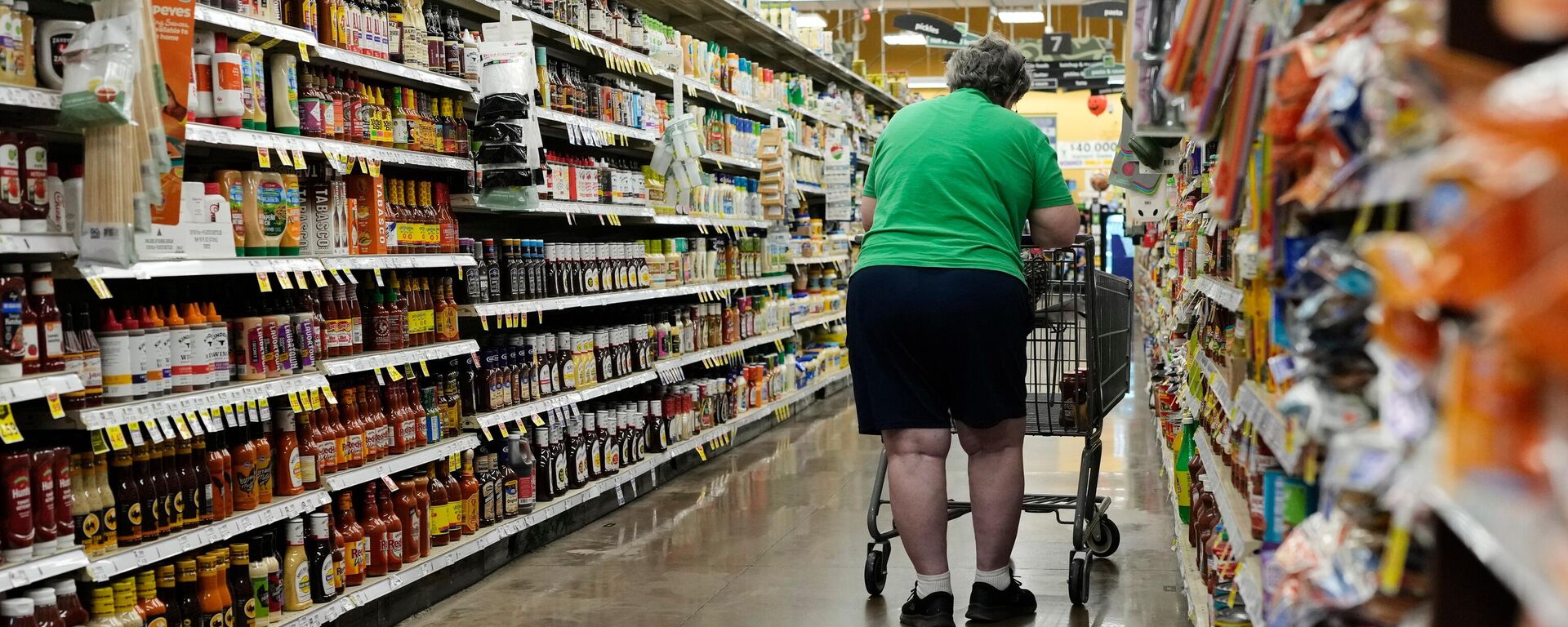 Мужчина покупает приправы в продуктовом магазине в Нэшвилле, штат Теннесси - Sputnik Кыргызстан, 1920, 01.11.2025