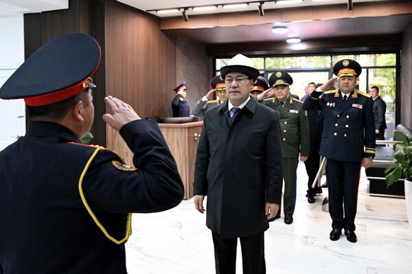 Бүгүн, 1-ноябрда, президент Садыр Жапаров Бишкек шаардык ички иштер башкы башкармалыгынын жаңыланган имаратына барды - Sputnik Кыргызстан