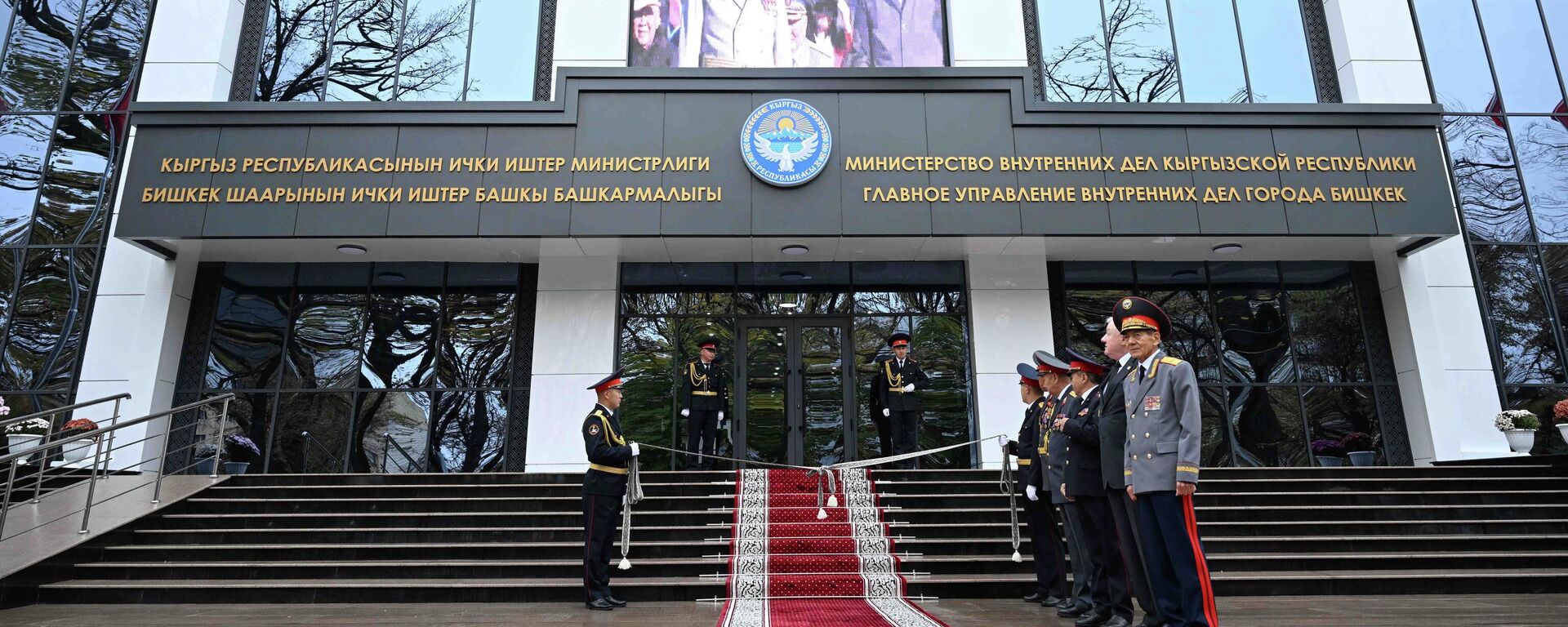 Жапаров Бишкек ШИИБинин жаңыланган имаратын көрүп чыкты - Sputnik Кыргызстан, 1920, 01.11.2025