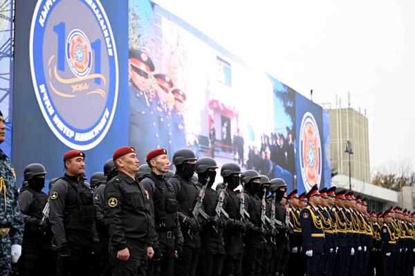 Президент мамлекет бир дагы милиция кызматкерин турак жайсыз калтырбай турганын убада кылды - Sputnik Кыргызстан