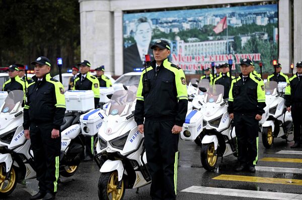 Раззаков шаарында милиция кызматкерлери үчүн 32 батирлүү үй пайдаланууга берилди - Sputnik Кыргызстан