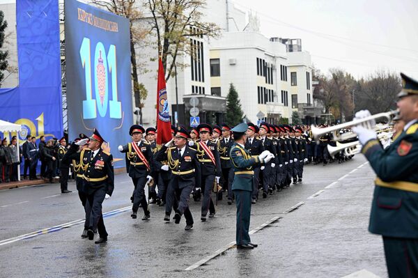 Кыргызстанда милиция күнүнө карата ички иштер органдары үчүн 35 имарат пайдаланууга берилгенин өлкө башчынын маалымат кызматы билдирди - Sputnik Кыргызстан