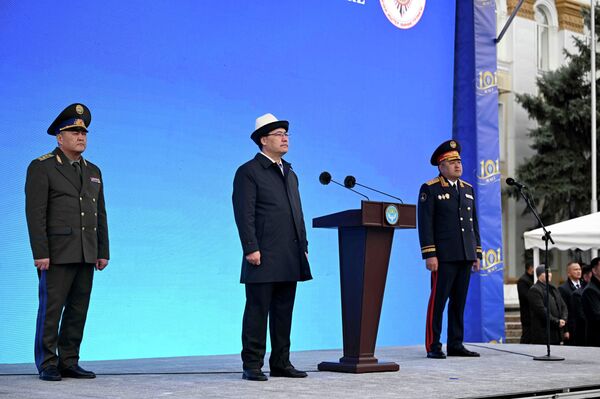 Садыр Жапаров салтанаттуу иш-чарада &quot;Коопсуз өлкө&quot; долбоорунун алкагында видеокамералардын санын 20 миңге чейин көбөйтүүнү тапшырганын (азыр алардын саны 4 миң) жана ИИМдин штаты кеңейтилерин билдирди - Sputnik Кыргызстан