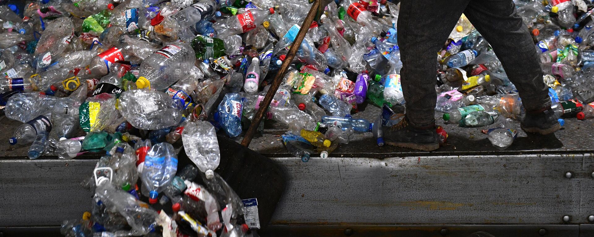 Сотрудник мусоросортировочного комплекса во время работы. Архивное фото - Sputnik Кыргызстан, 1920, 01.11.2025