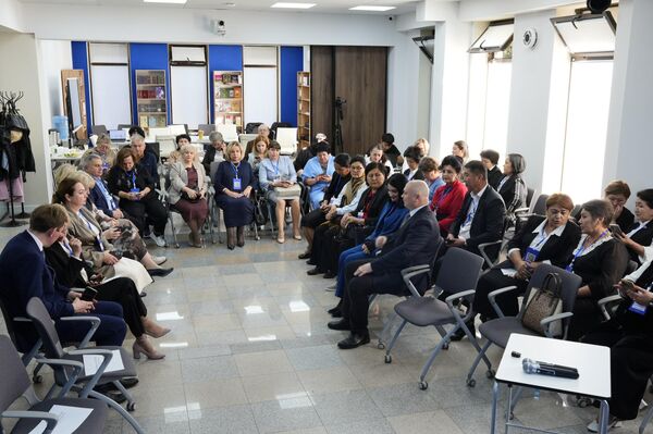 Бишкекте Кыргызстандын мектеп директорлорунун III форуму аяктады - Sputnik Кыргызстан