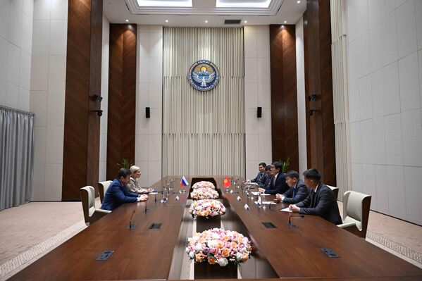 Министр культуры России  Ольга Любимова в ходе встречи с председателем кабмина КР Адылбеком Касымалиевым выразила признательность за теплый прием и подчеркнула, что ее визит в Бишкек открыл новые перспективы для сотрудничества.&quot;Мы высоко ценим возможность расширять культурный диалог и видим большие перспективы в совместных проектах — от сохранения общего культурного наследия до воспитания талантливой молодежи&quot;, — сказала она. - Sputnik Кыргызстан