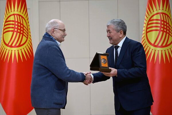 Председатель кабмина Адылбек Касымалиев вручил орден &quot;Достук&quot; кинорежиссеру Никите Михалкову. Он поздравил его с 80-летием, отметив значительный вклад в развитие мирового кинематографа.  - Sputnik Кыргызстан