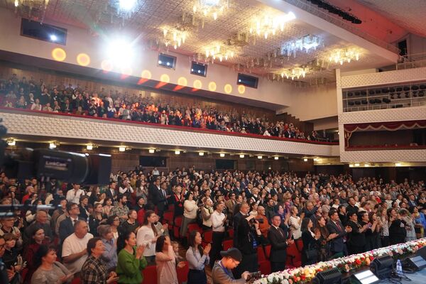 Для многих бишкекчан концерт в Национальной филармонии стал особенным культурным событием, благодаря которому можно было увидеть звездный состав артистов, разнообразие жанров, высокий уровень исполнения. - Sputnik Кыргызстан