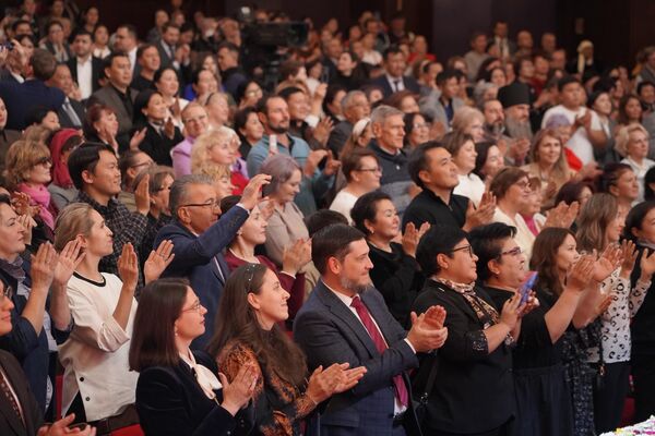 Зал Национальной филармонии был заполнен еще до начала концерта. Публика встречала и провожала выступавших артистов бурными аплодисментами. - Sputnik Кыргызстан