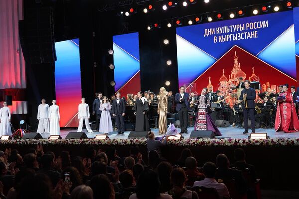 Оркестр &quot;Фонограф‑Симфо Джаз&quot; под руководством Сергея Жилина обеспечил насыщенное сопровождение концерта. Сочетание эстрадного вокала, классической и инструментальной музыки нашло отклик и у молодой публики, и у пожилых зрителей. - Sputnik Кыргызстан