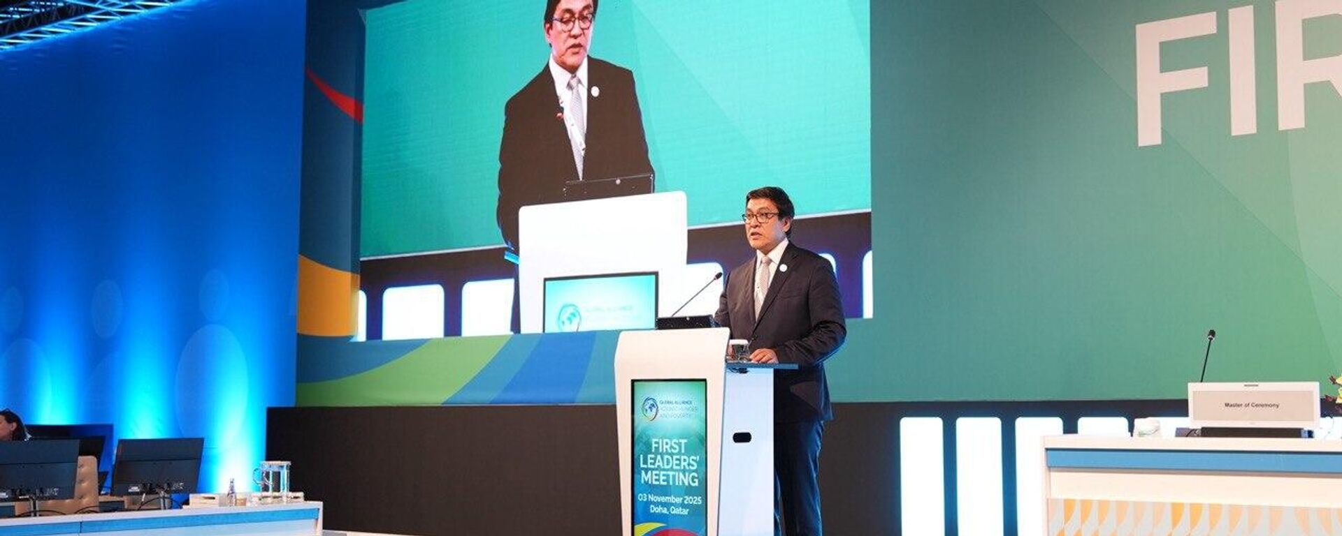 Зампредседателя кабмина Эдиль Байсалов на Первой встрече лидеров Глобального альянса по борьбе с голодом и бедностью, состоявшейся в рамках Второго Всемирного саммита по соцразвитию в Дохе  - Sputnik Кыргызстан, 1920, 03.11.2025