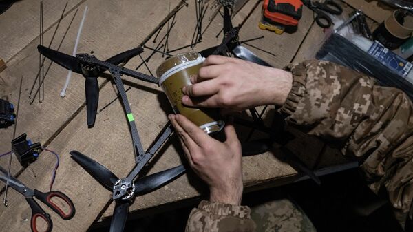 Украинский солдат в укрытии готовится запустить беспилотники FPV по российским позициям. Архивное фото - Sputnik Кыргызстан