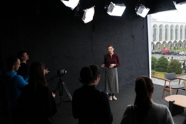 Она пояснила, что подобные мобильные павильоны — распространенная мировая практика, применяемая крупнейшими телеканалами для освещения крупных событий - Sputnik Кыргызстан