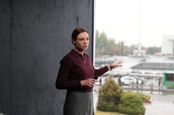 Главный редактор телеканала &quot;Номад-ТВ&quot; Наталья Кролевич показала журналистам пиксельную студию, установленную в центре Бишкека у южной стороны площади Ала-Тоо, и рассказала, для чего она появилась именно здесь - Sputnik Кыргызстан