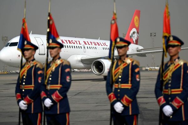 Өлкө башчыны “Каир” эл аралык аэропортунан Египеттин жогорку билим берүү жана илимий изилдөө министри Мохамед Айман Ашур жана башка расмий адамдар тосуп алышты - Sputnik Кыргызстан