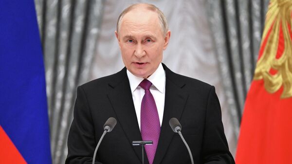 РФ президенти Владимир Путин элдин биримдигин чыңдоого салым кошкондорго мамлекеттик сыйлыктарды тапшырды - Sputnik Кыргызстан