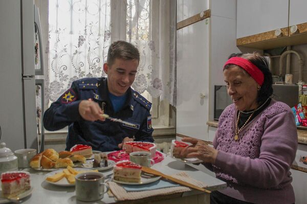 Ветеранам передали персональные поздравления и памятные наборы - Sputnik Кыргызстан