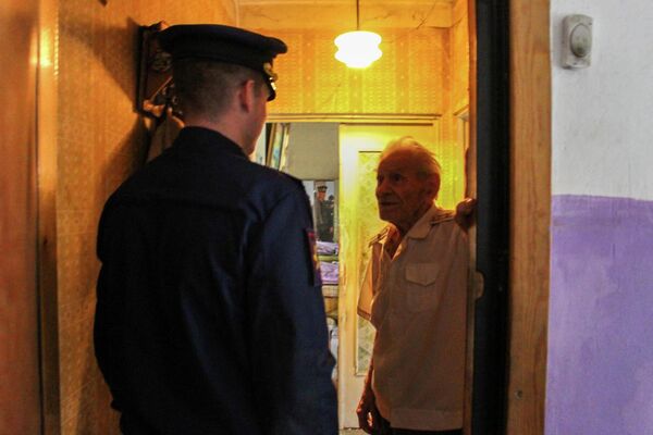 В День народного единства военнослужащие российской авиабазы &quot;Кант&quot; поздравили ветеранов военной службы - Sputnik Кыргызстан