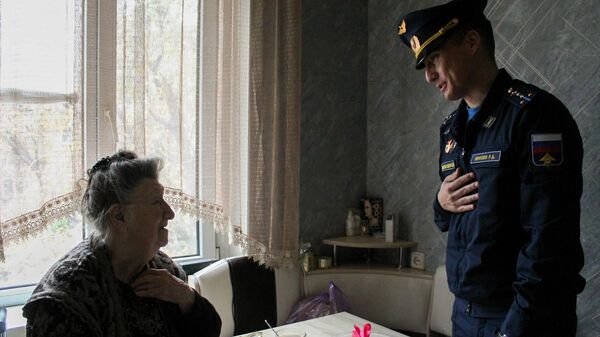 Военнослужащие авиабазы Кант поздравили ветеранов военной службы и их семьи с Днем народного единства
 - Sputnik Кыргызстан