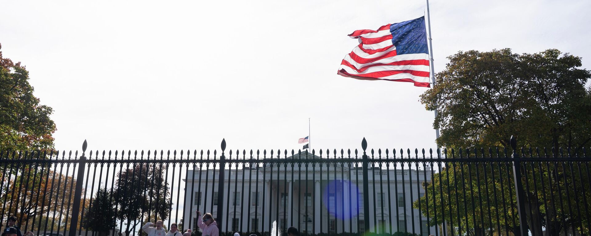 Америкалык желеги АКШ Ак үйүн жанында - Sputnik Кыргызстан, 1920, 05.11.2025