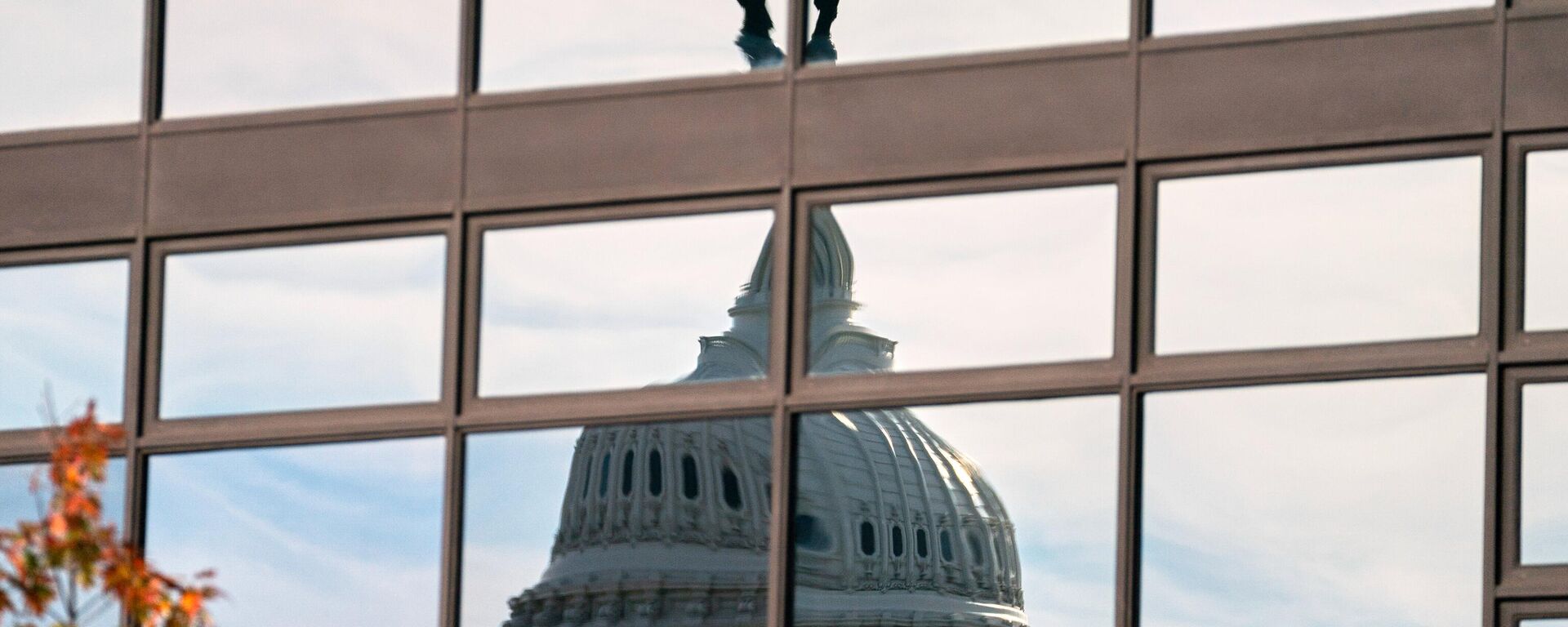 Купол Капитолия искажен окнами здания профсоюза водителей грузовиков в Вашингтоне - Sputnik Кыргызстан, 1920, 10.11.2025