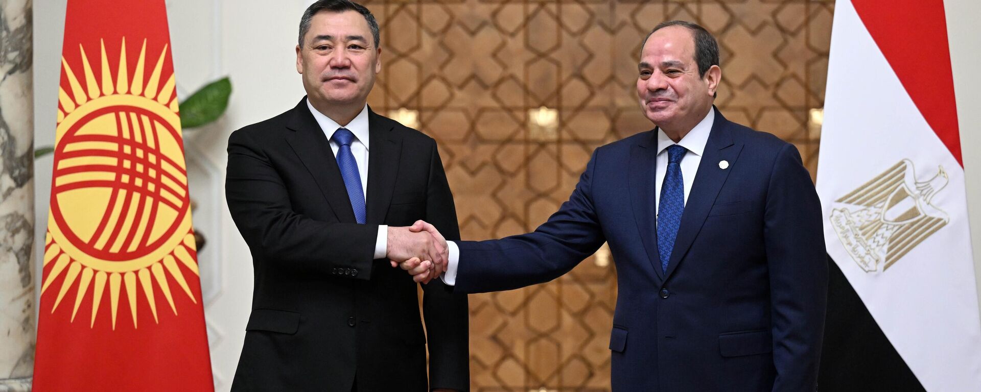 Официальная церемония встречи президента Садыра Жапарова с президентом Египта Абдель-Фаттахом Ас-Сиси в Каире - Sputnik Кыргызстан, 1920, 05.11.2025