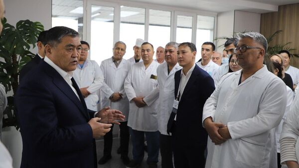 Глава ГКНБ КР посетил Национальный центр охраны материнства и детства в Бишкеке - Sputnik Кыргызстан