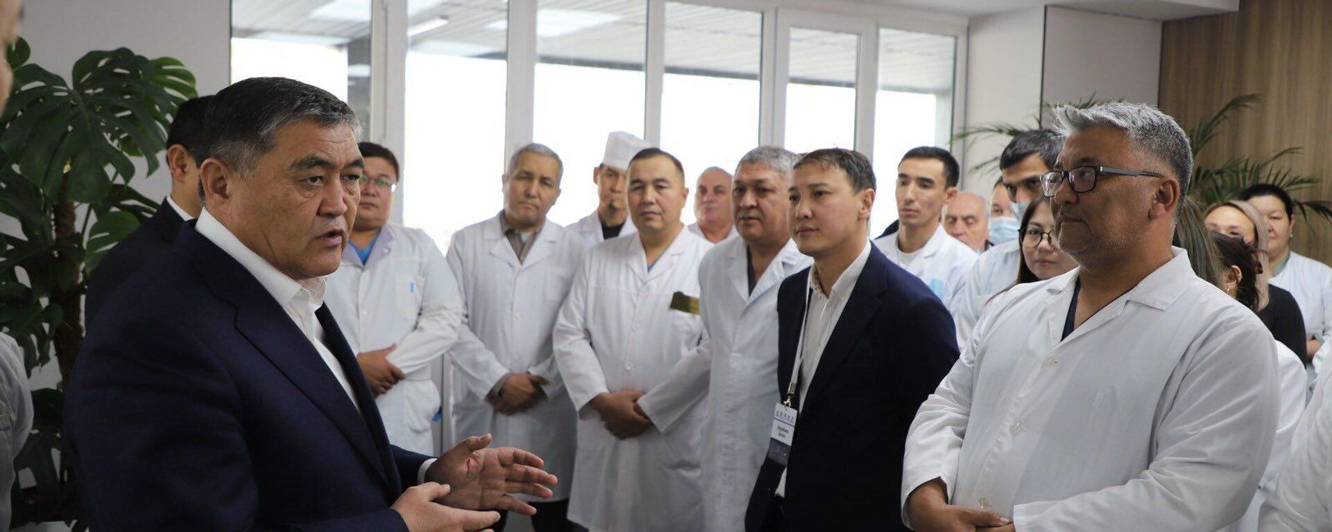 Глава ГКНБ КР посетил Национальный центр охраны материнства и детства в Бишкеке - Sputnik Кыргызстан, 1920, 05.11.2025