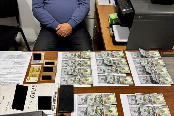 В Бишкеке задержали сотрудников Минстроя и МЧС при получении взятки - Sputnik Кыргызстан