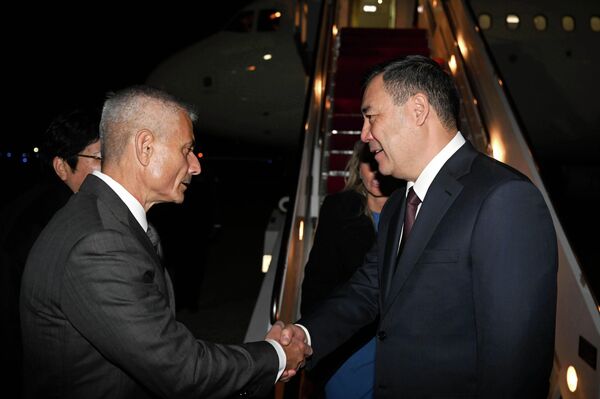 Как сообщает пресс-служба главы государства, борт Жапарова приземлился на авиационной базе &quot;Эндрюс&quot;. Его встретили помощник госсекретаря США по делам Южной и Центральной Азии Пол Капур и другие официальные лица. - Sputnik Кыргызстан