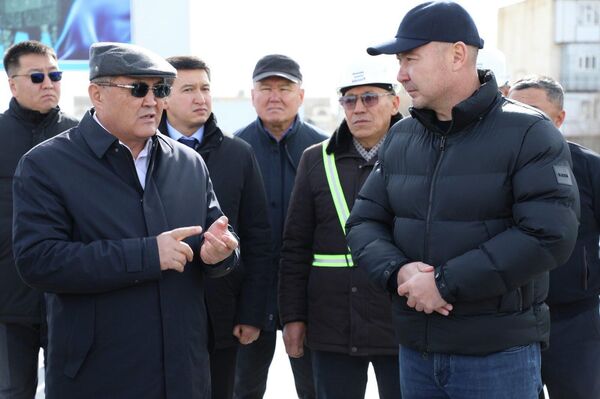 Замглавы кабинета министров, председатель ГКНБ Камчыбек Ташиев ознакомился с ходом строительства двух крупных жилых комплексов в Балыкчи - Sputnik Кыргызстан