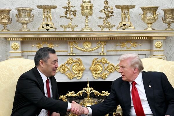 Эки лидер Кыргызстан менен АКШнын ортосундагы өнөктөштүктү бекемдөө жолдорун талкуулашкан - Sputnik Кыргызстан