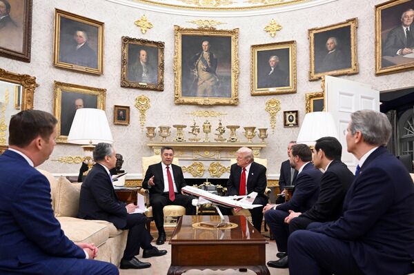 Кыргызстандын президенти Вашингтондо &quot;Борбор Азия — АКШ&quot; саммитинин алкагында АКШ лидери Дональд Трамп менен жолукканын өлкө башчынын маалымат кызматы билдирди - Sputnik Кыргызстан