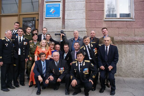 РФ Аскердик-флотунун отставкадагы III даражадагы капитаны Орозбек Бөлтүрүков (1-катарда оң жактан биринчи) куралдаштары менен. Новосибирск шаары. 2011-жыл, июль - Sputnik Кыргызстан