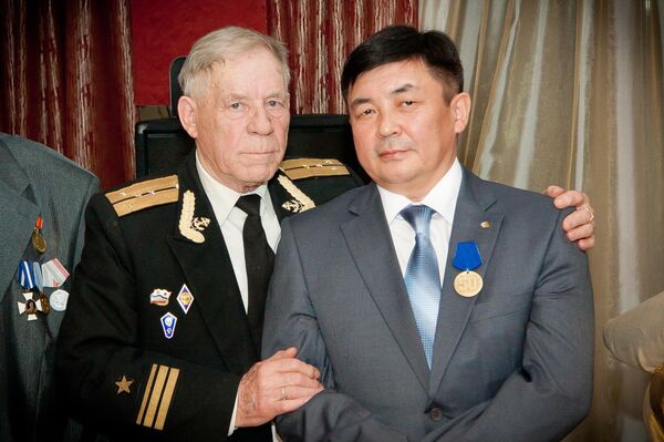 “Ала-Тоо-Новосибирск” кыргыз диаспорасынын төрагасы, РФ Аскердик-флотунун отставкадагы III даражадагы капитаны Орозбек Бөлтүрүков куралдашы менен. Новосибирск шаары. 2011-жыл - Sputnik Кыргызстан