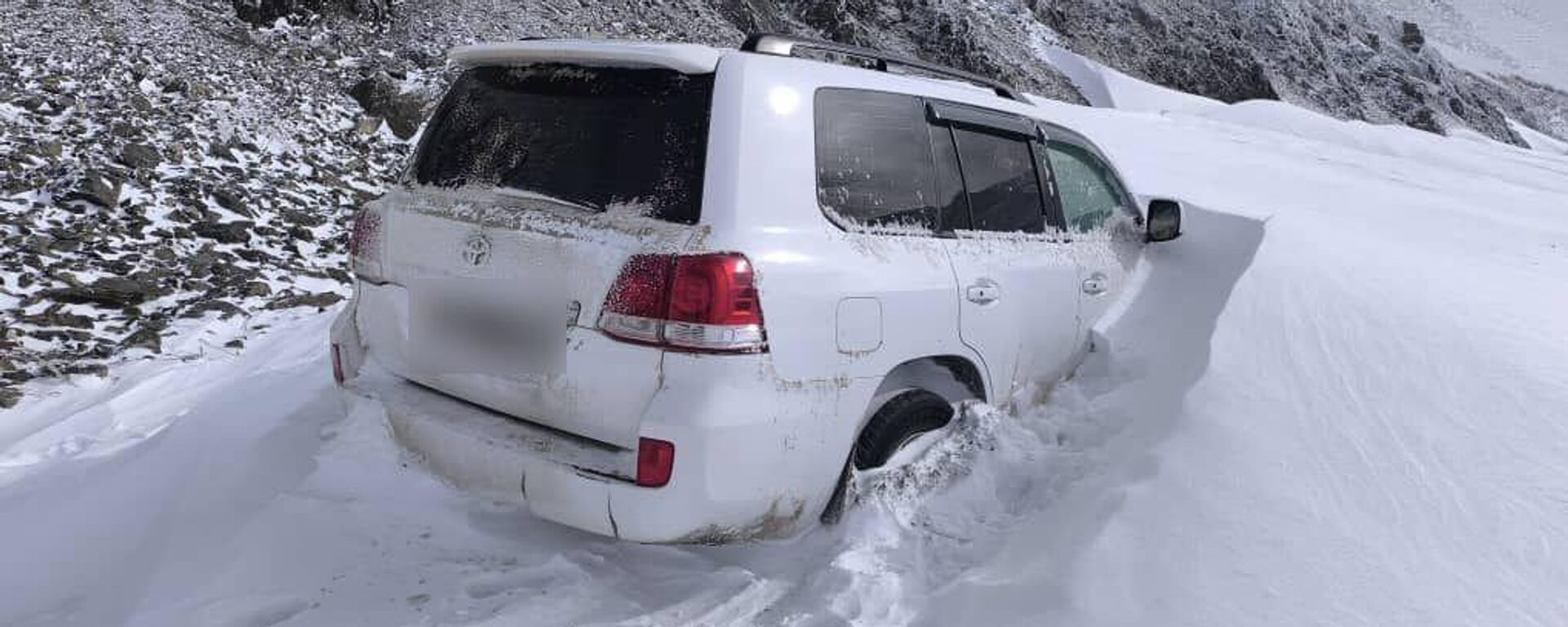 Манас-Казарман жолунун Сары-Кыр ашуусунда карда калган унаа - Sputnik Кыргызстан, 1920, 06.11.2025