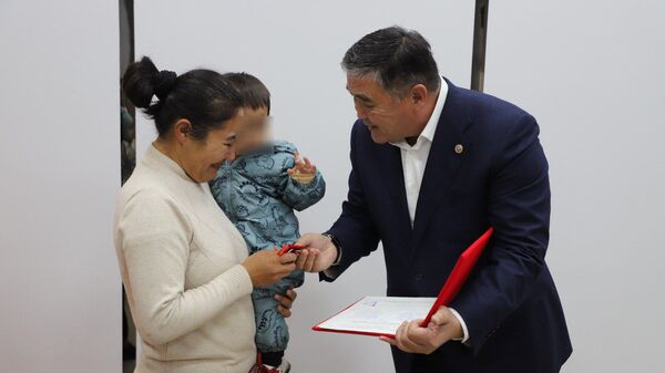 Глава ГКНБ КР вручил ключи от двухкомнатной квартиры в Бишкеке матери-одиночке - Sputnik Кыргызстан