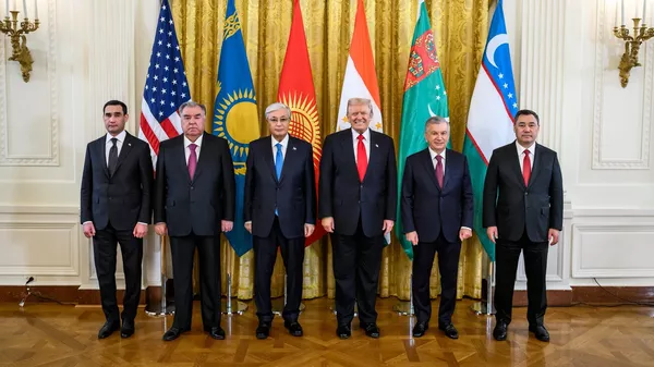 Президент США Дональд Трамп и президенты стран Центральной Азии на саммите в Вашингтоне - Sputnik Кыргызстан