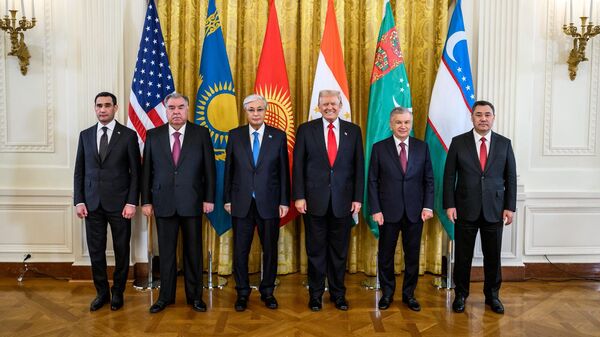Президент США Дональд Трамп и президенты стран Центральной Азии на саммите в Вашингтоне - Sputnik Кыргызстан